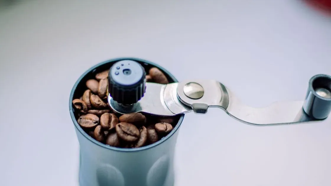 Kaffe som hälls upp i en kopp