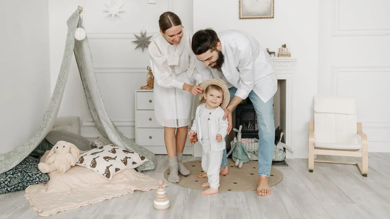 Familj med barn hemma i vardagsrummet