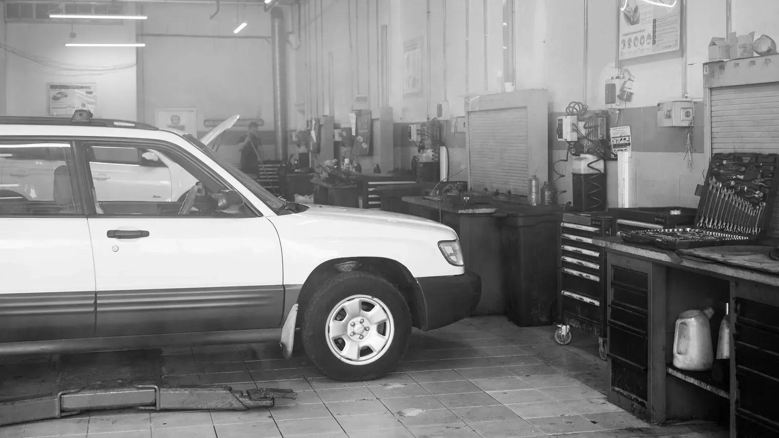 Verktyg och bil i ett garage