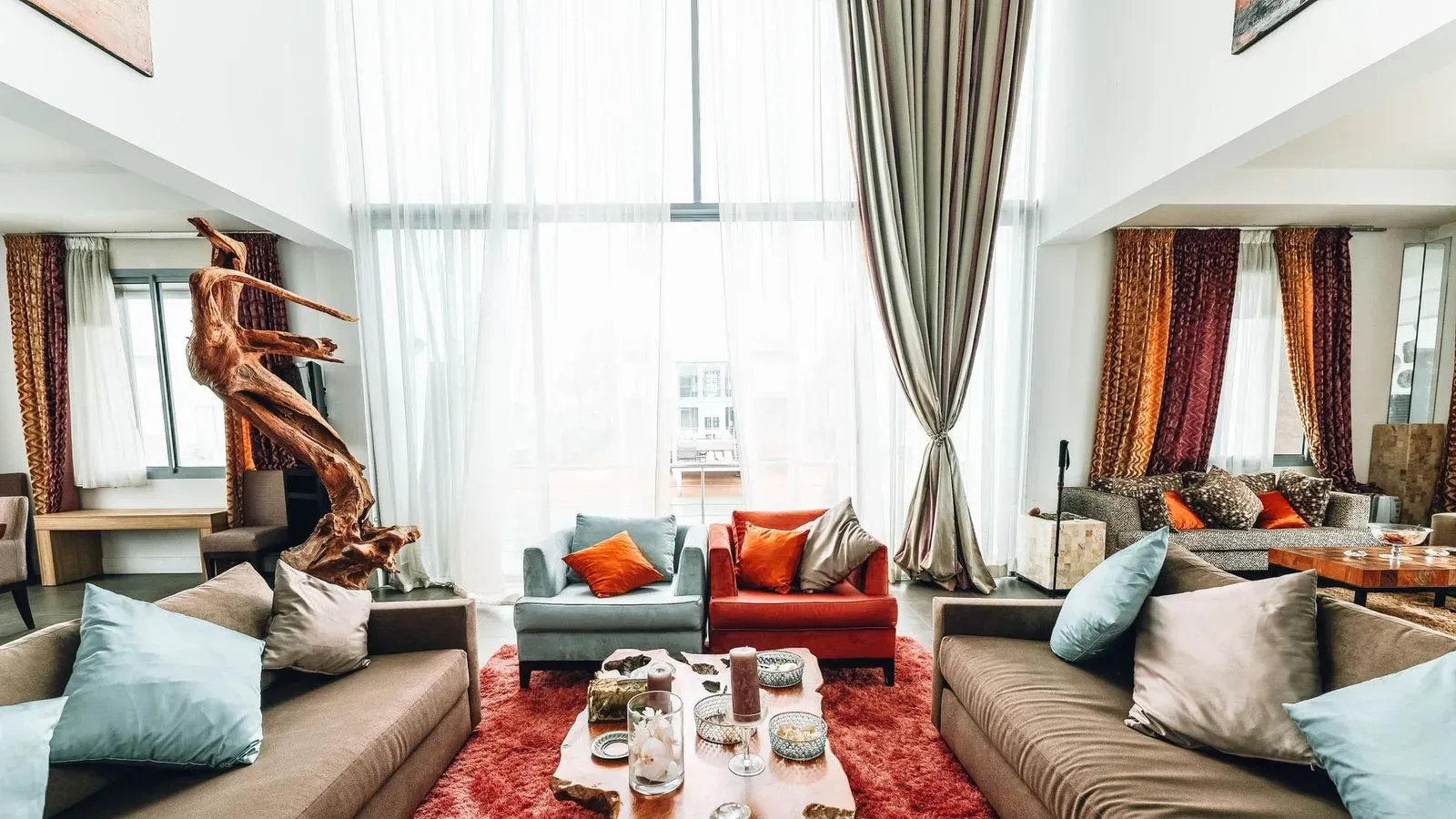 Ljust vardagsrum i ett svenskt hem