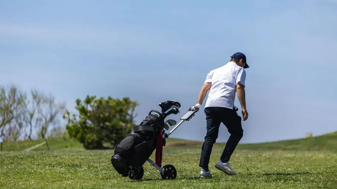 Närbild på golfvagnens hjul