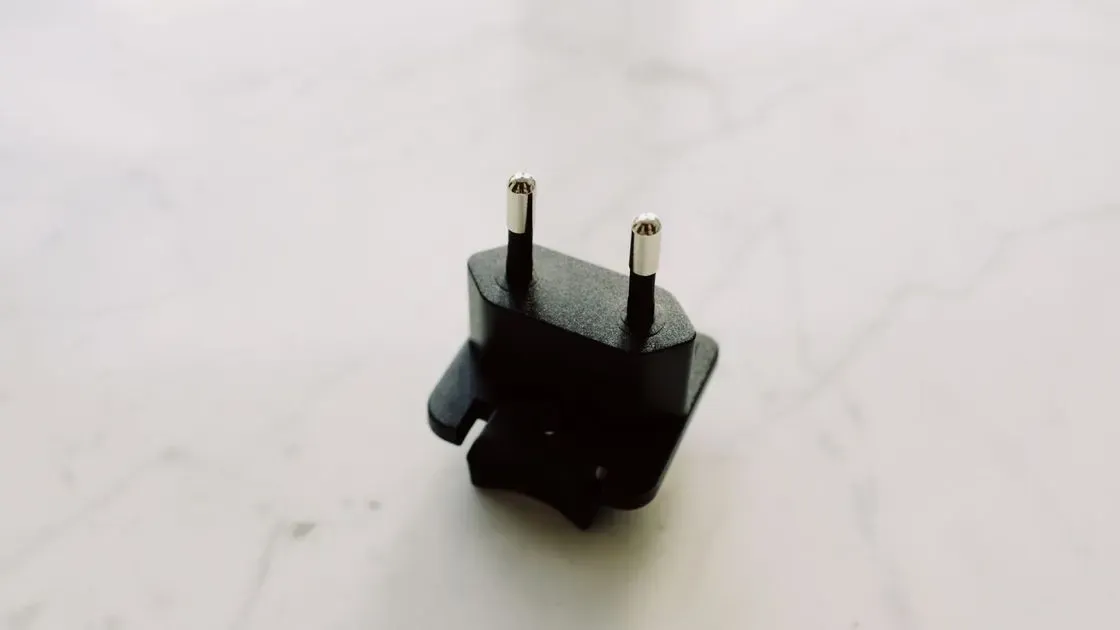 Stift på reseadapter i närbild