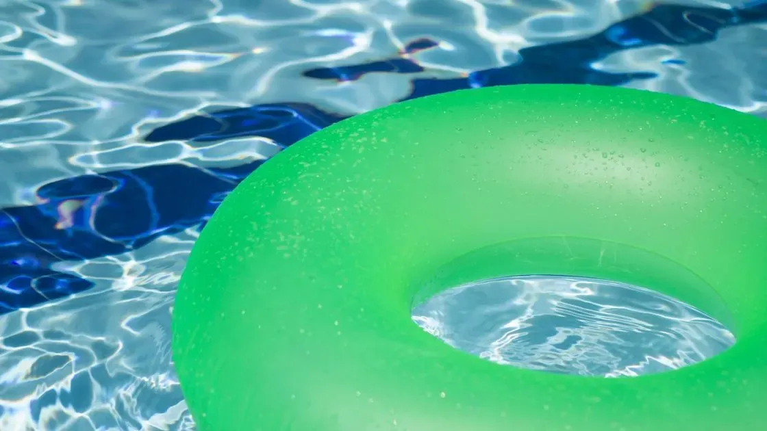 Närbild på flaska med poolkemikalie
