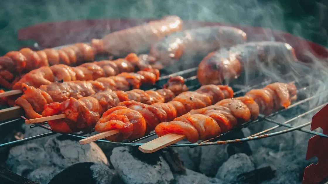 Närbild på glödande kol i grillen