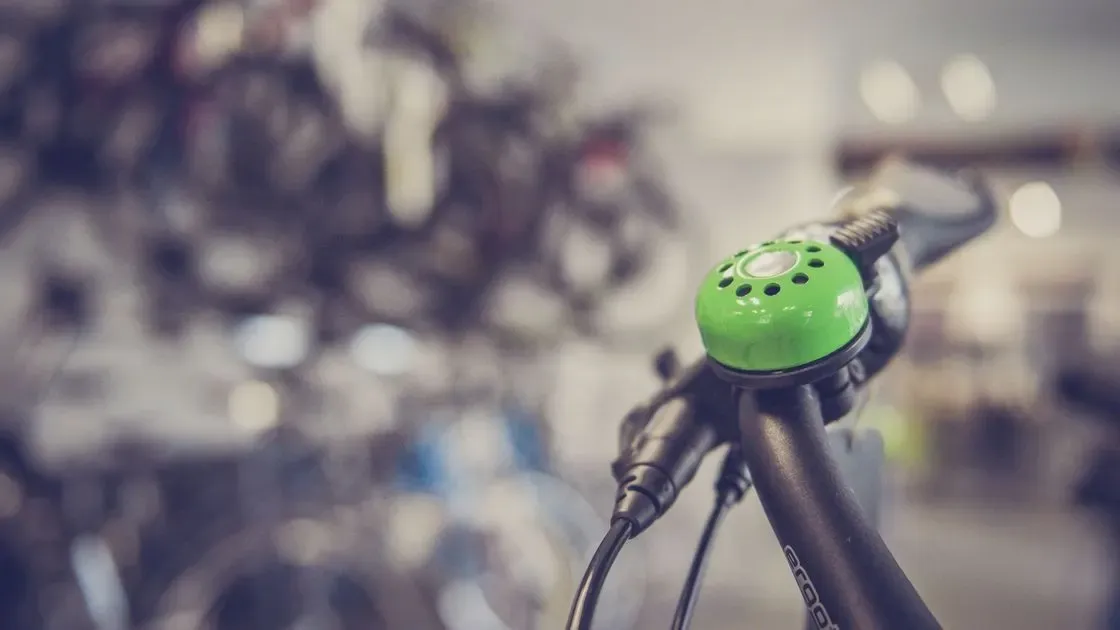 Närbild på cykelstyret