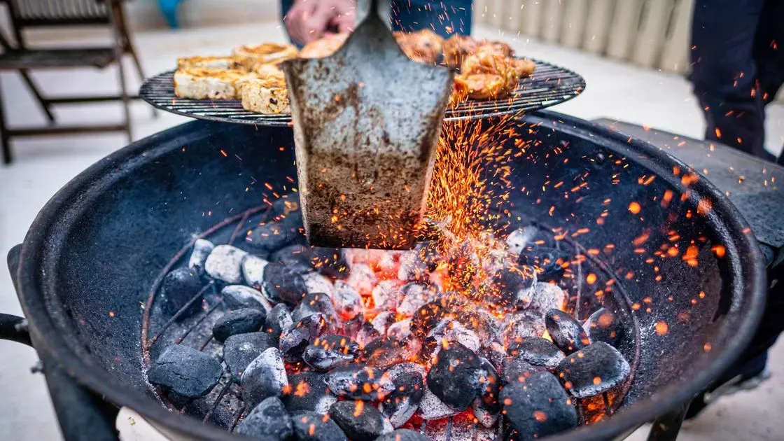 Närbild på eld i tänd grillkol