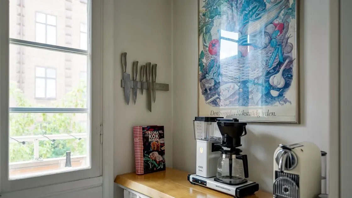 Närbild på kaffe som droppar i filter