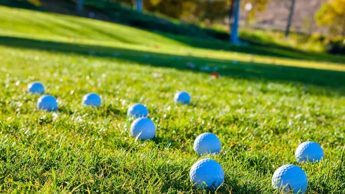 Närbild på golfbollens yta