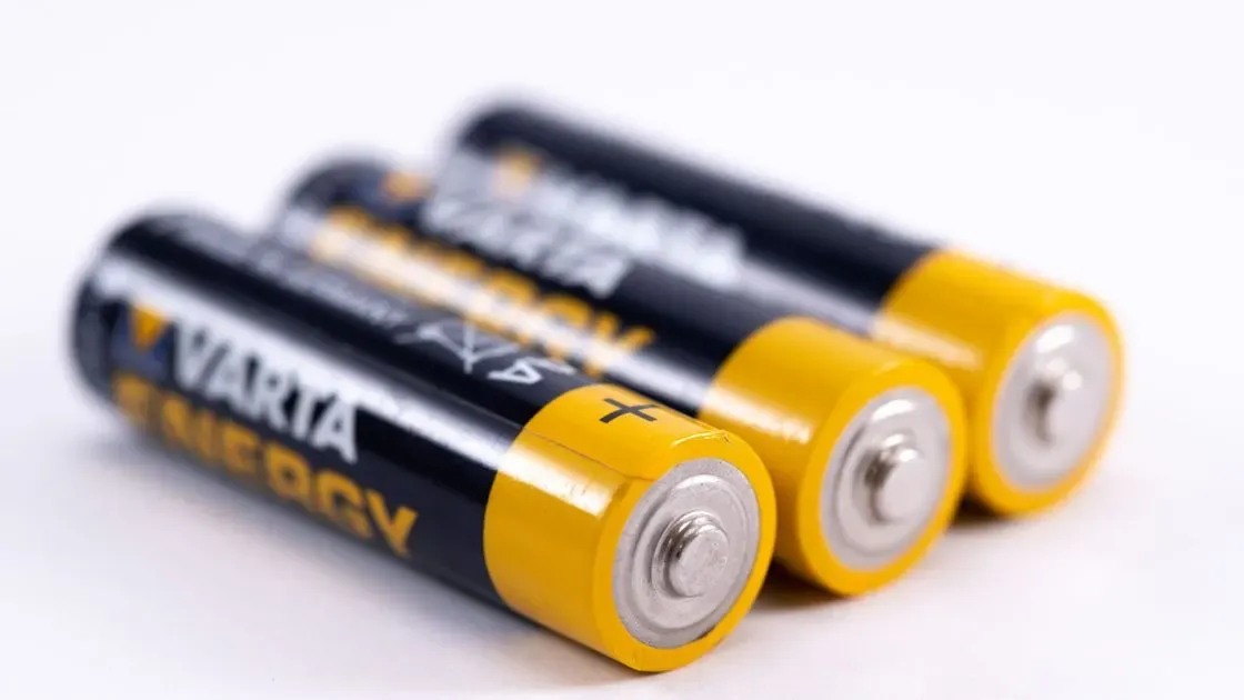 Närbild på batteripoler