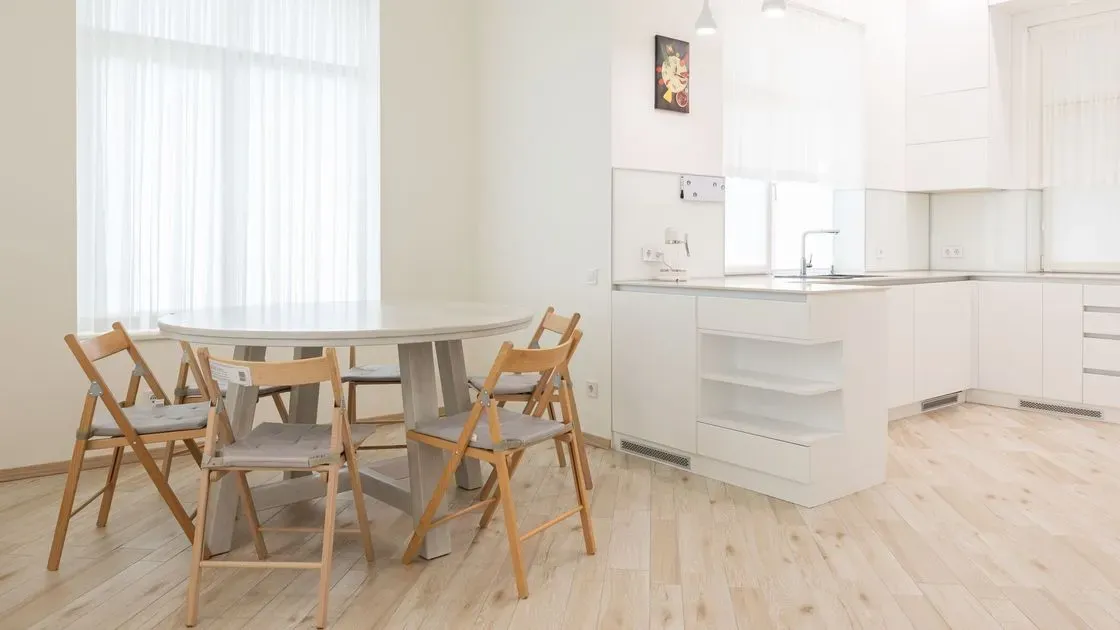 Vikdörr delar av rum inomhus