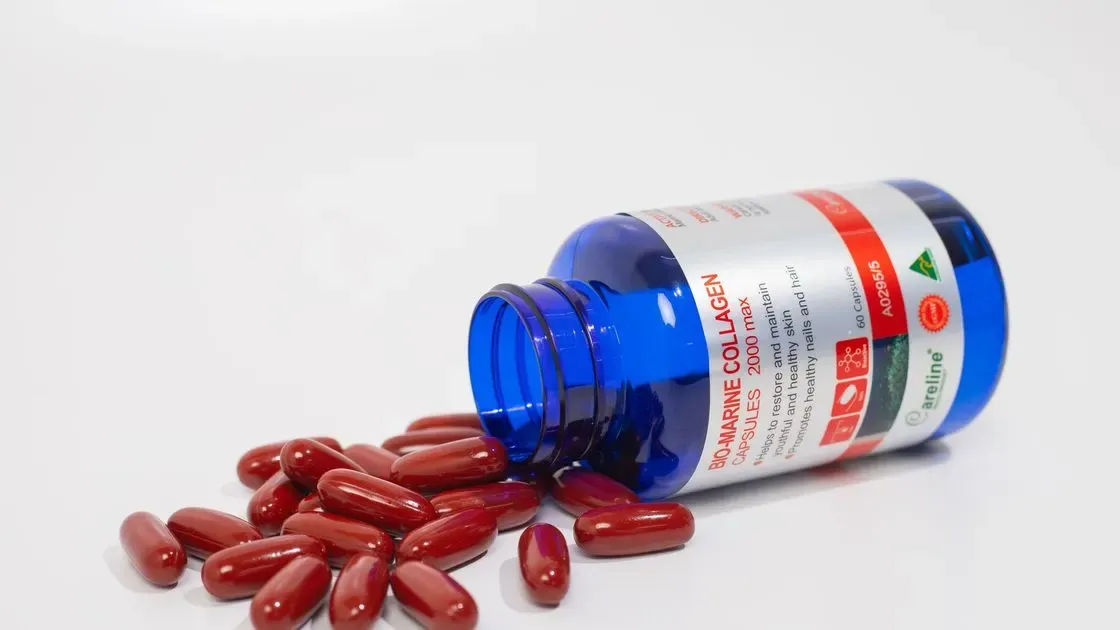 Person som rör ut kosttillskott i dryck