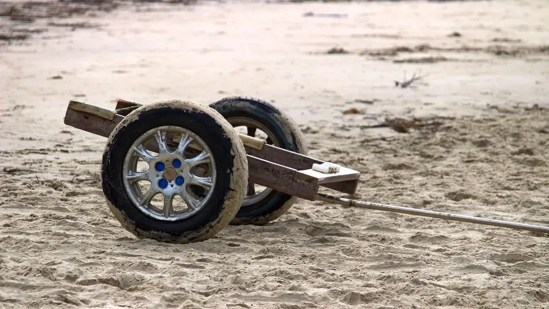 Person drar vagn på stranden