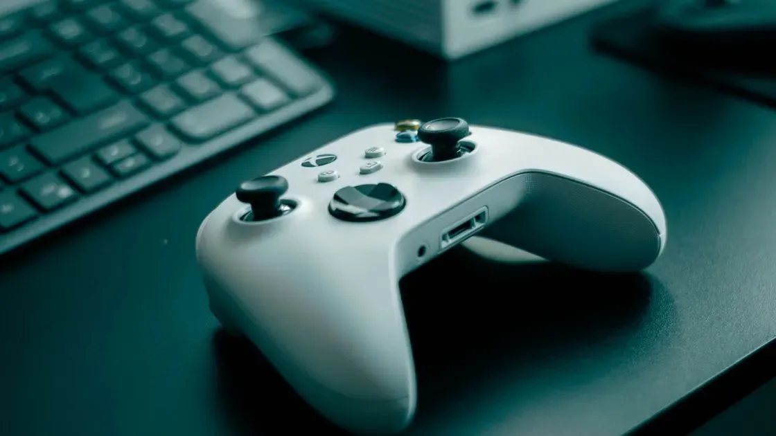 Person sitter vid gamingbord och spelar