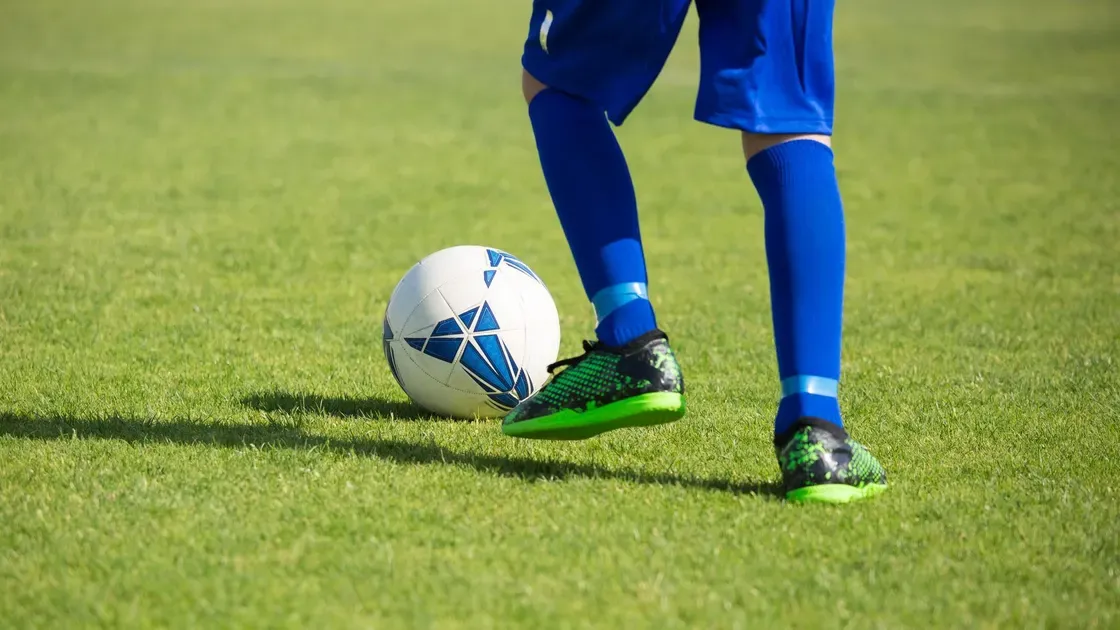 Barn spelar fotboll på plan