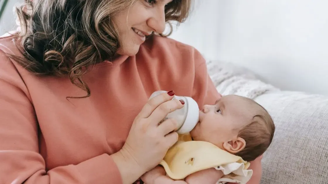 Mamma ammar barn i soffa