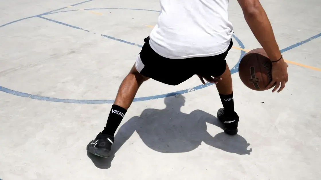 Person dribblar med basketboll