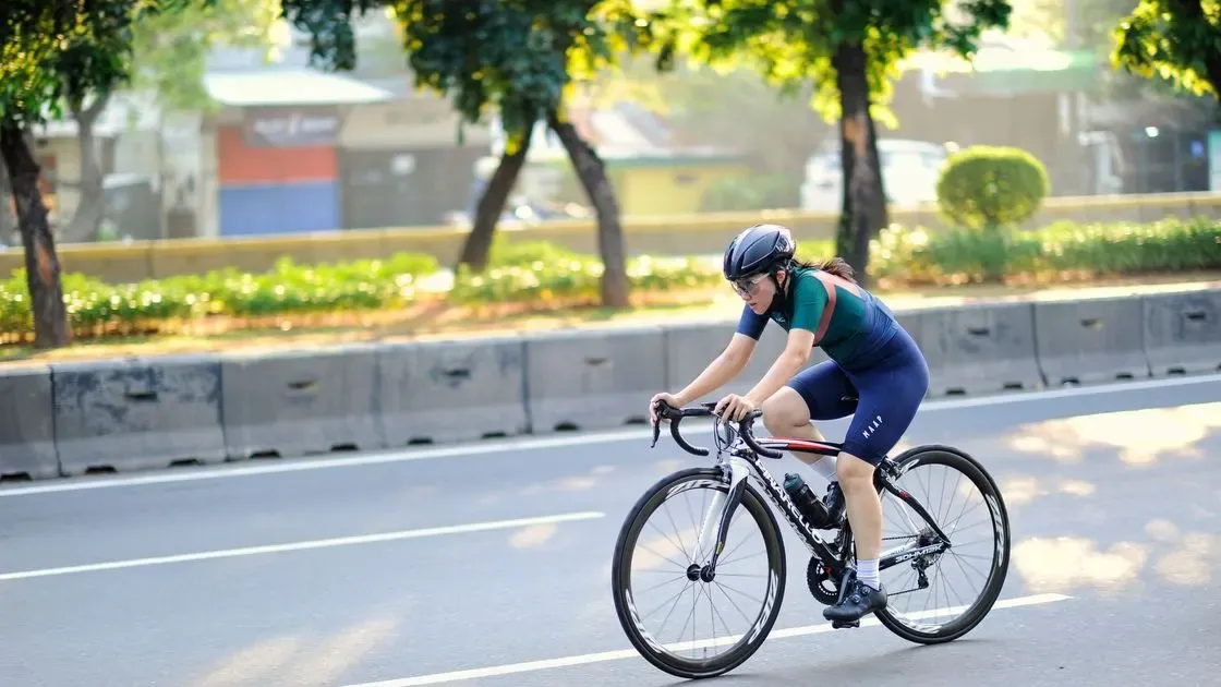 Kvinna cyklar med hjälm