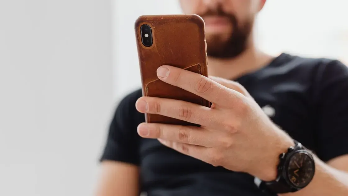 Person som håller telefon i plånboksfodral