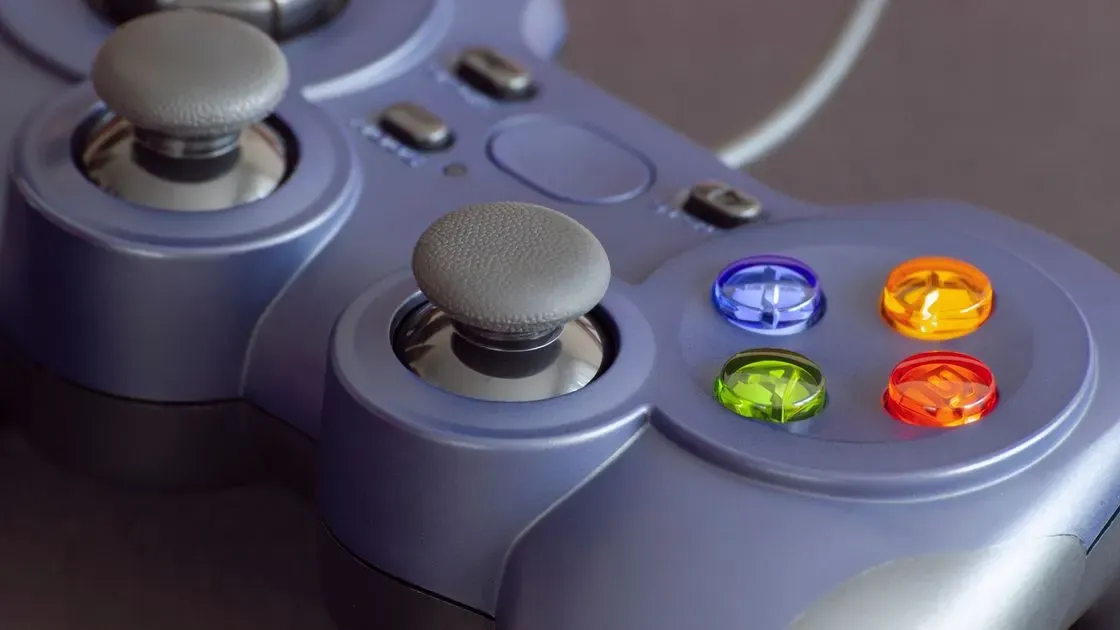 Person som spelar tv-spel med handkontroll