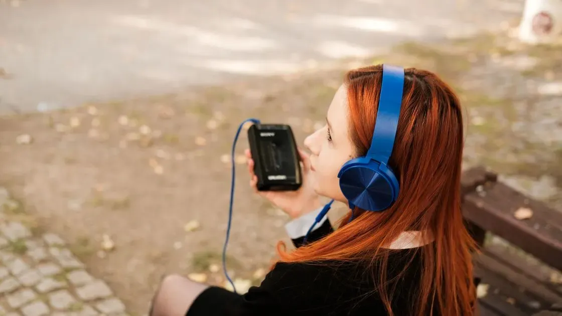 Person som lyssnar med mp3-spelare