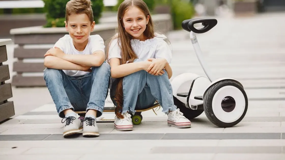 Person som åker hoverboard utomhus