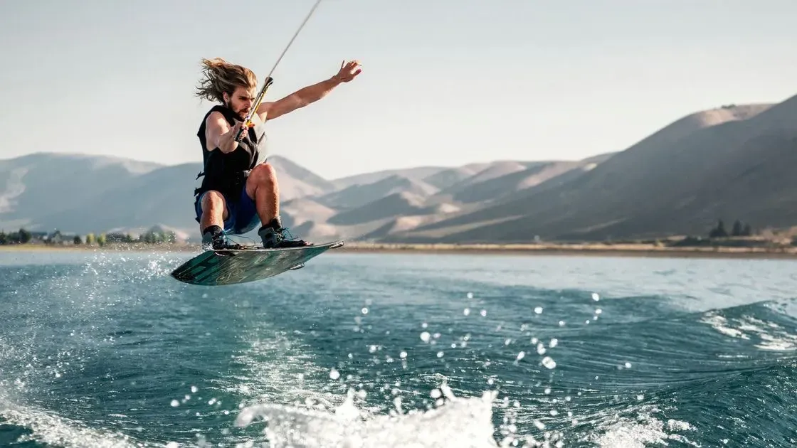 Person åker wakeboard på sjön