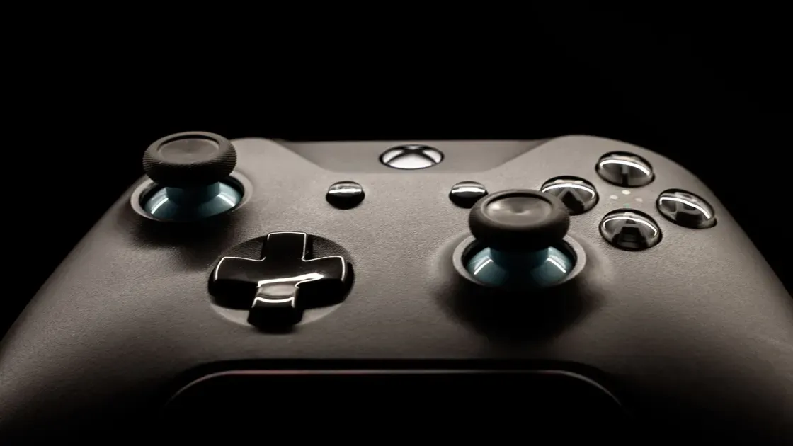 Person som spelar tv-spel i soffan