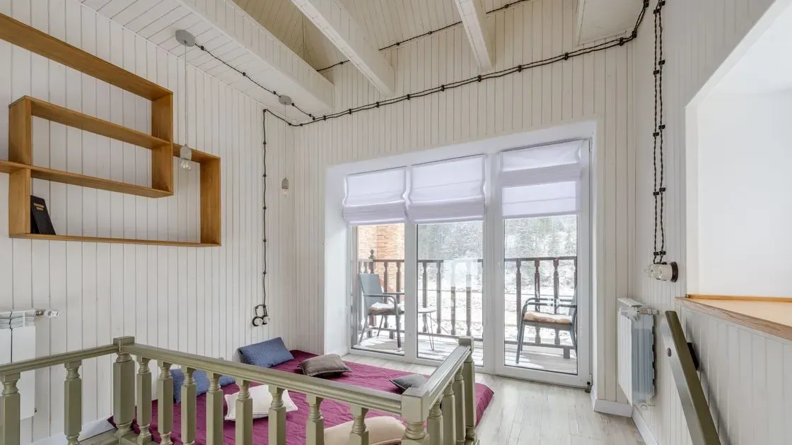 Barn som leker under loftsängen