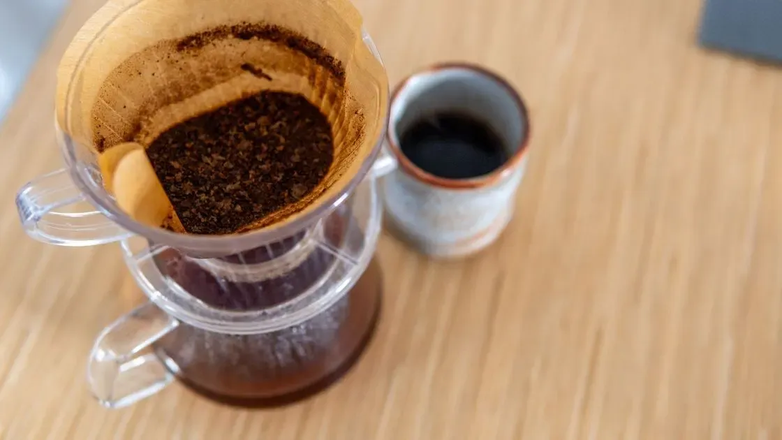 Person som brygger filterkaffe