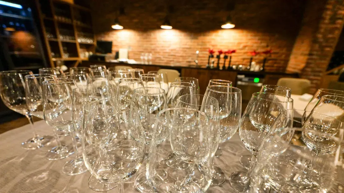 Dryck hälls upp i glas