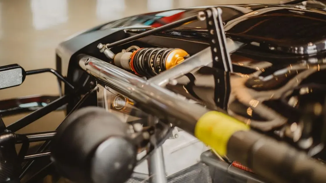 Mekaniker reparerar bil i garage