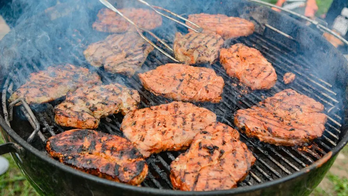 Person grillar mat på grillmatta