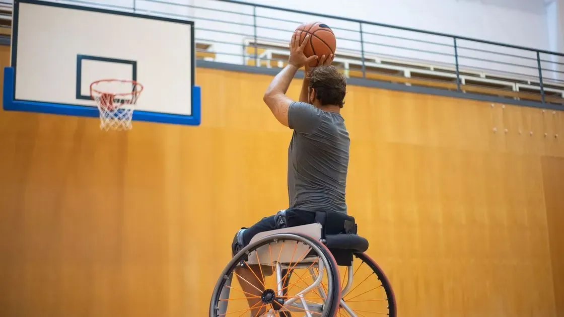 Person skjuter mot basketkorg
