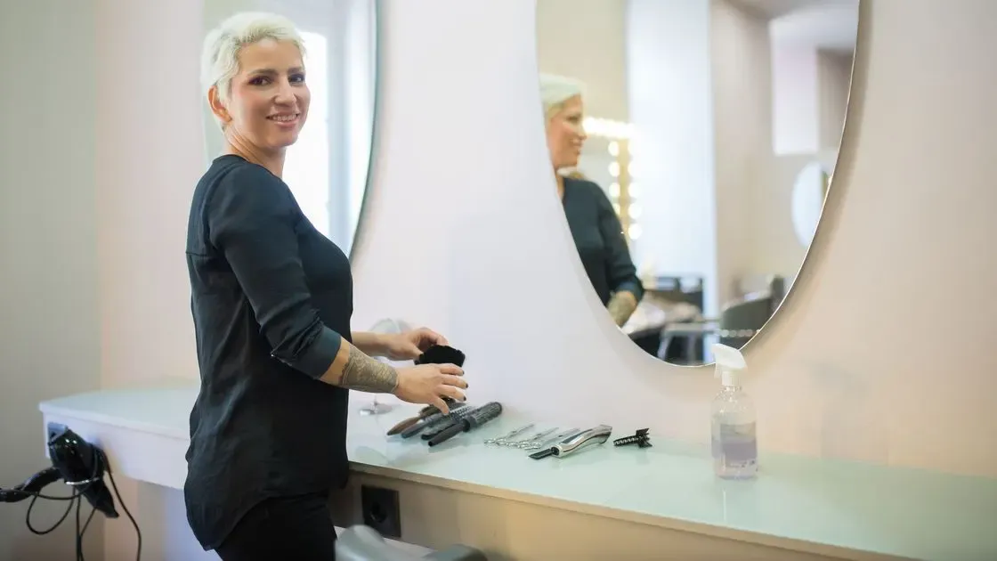 Kvinna får håret behandlat