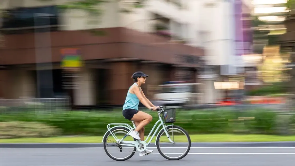 Kvinna cyklar i parken