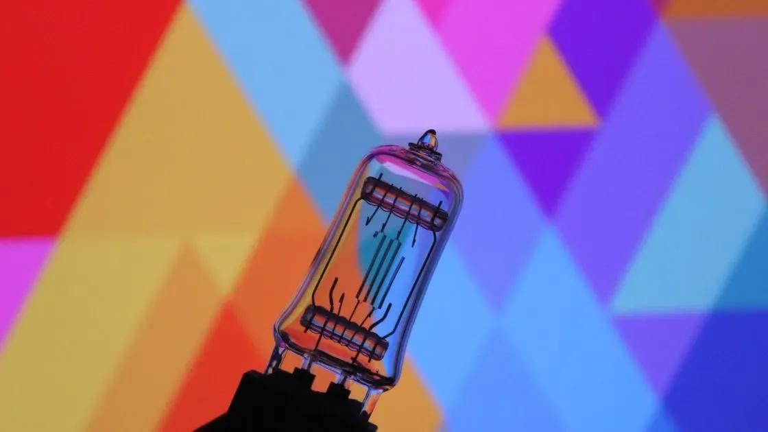 Tänd halogenlampa i rum