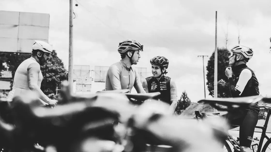 Cyklist kör racercykel utomhus