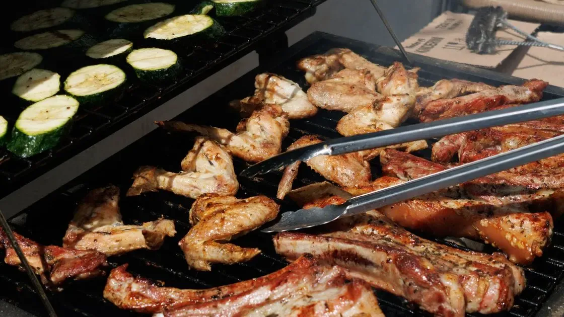Mat grillas utomhus en sommarkväll