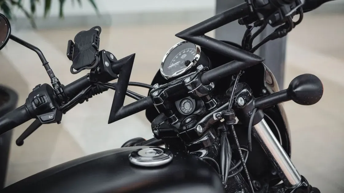 Telefon monterad på motorcykelstyre