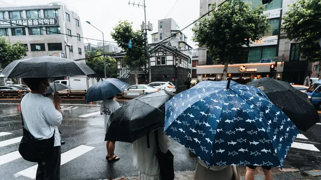 Person som går med paraply i regn