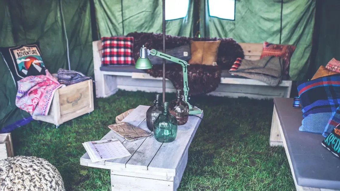 Personer sitter i campingmöbler