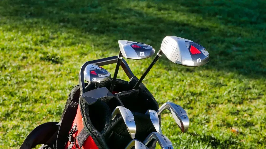 Golfare svingar klubba på banan