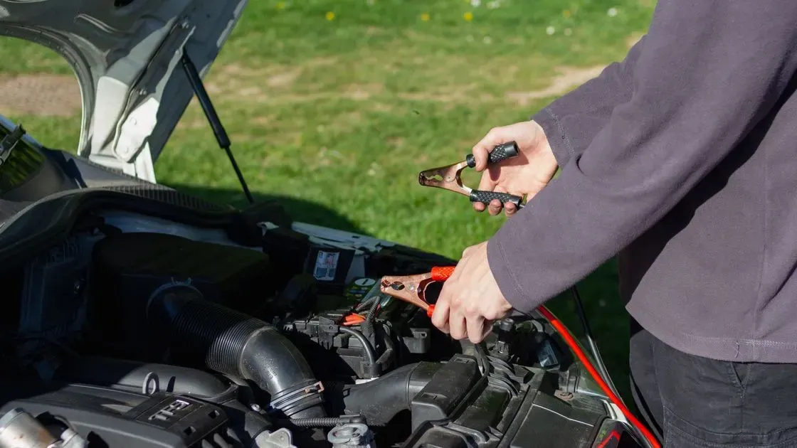 Mekaniker laddar bilbatteri