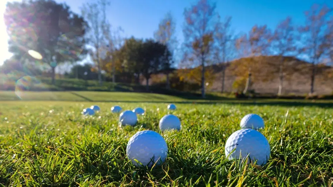 Golfare slår golfboll på tee