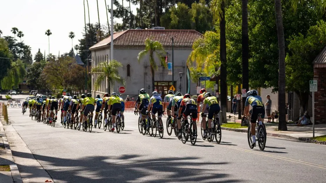 Cyklist trampar pedalerna