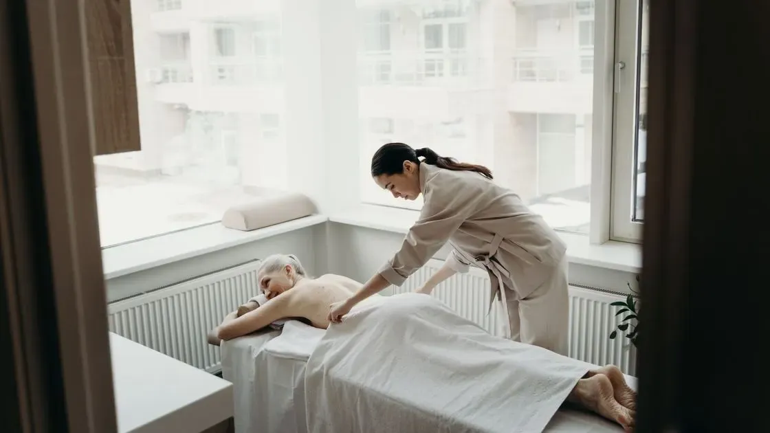 Person som får massage på en bänk
