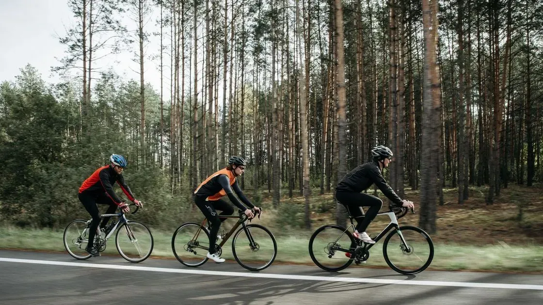 Cyklist på väg med spegel