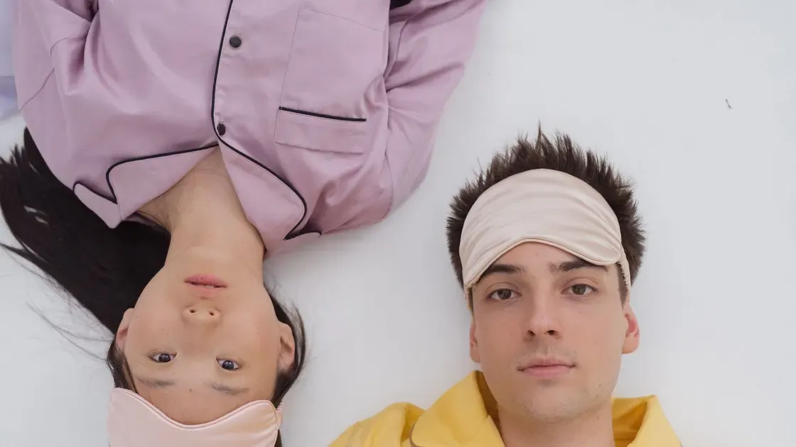 Person sover med mask i sovrum