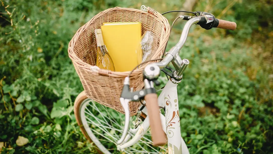 Cyklist dricker vatten från cykelflaska
